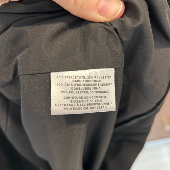 Club Monaco faux wrap skirt with real leather waistband. Size 2 - Picture 4 of 4